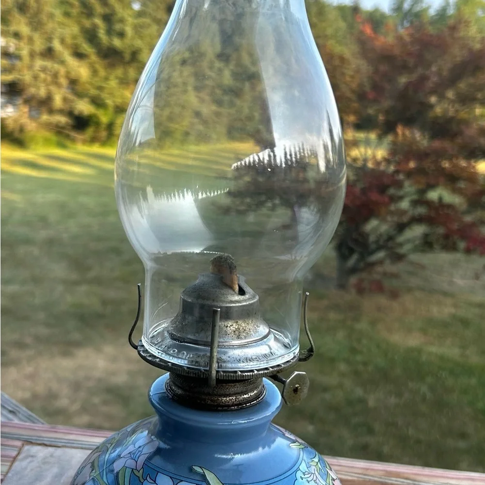 Vintage 1980 Kaadan Limited Blue Day Lily Flower Oil Parafin Lamp w/ Glass Globe